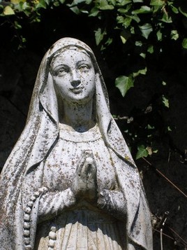 Vierge dans un jardin 2