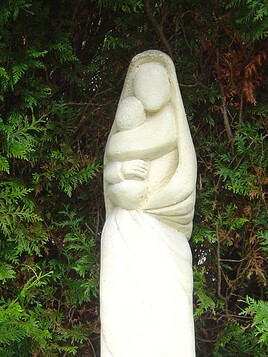 Vierge en pierre blanche