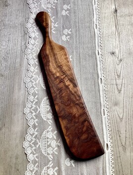 Planche à pain, canapés en noyer noir.