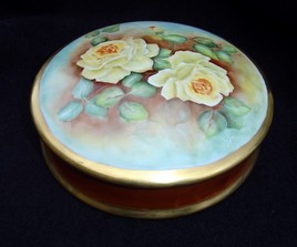 boite &agrave; bijouc en porcelaine de Limoges peinte &agrave; la main