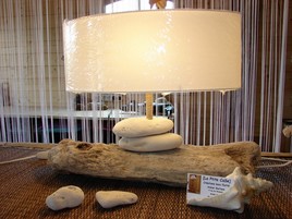 Lampe bois flotté et galets