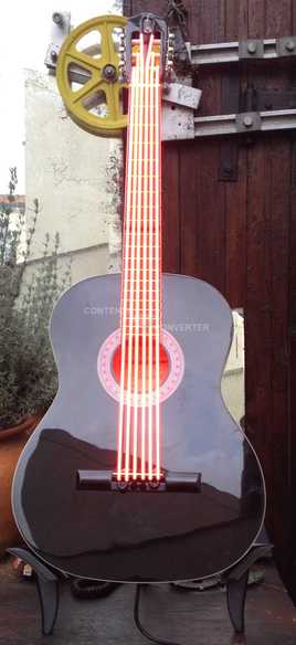 Guitare avec cordes en Néon rouge