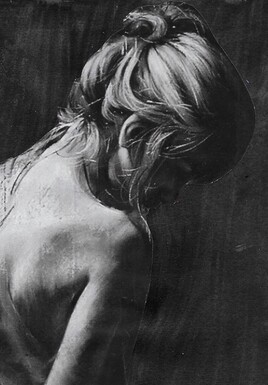 Profil de femme dans la pénombre