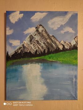 Montagne et herbe sur rive