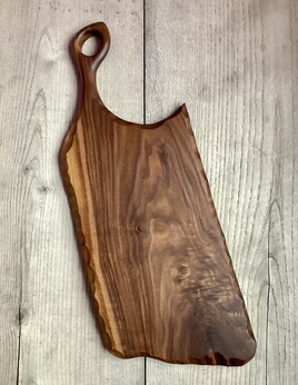 Planche de service sculptée en noyer noir