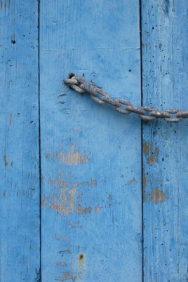 Chaine sur porte bleu