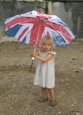Fillette au parapluie anglais