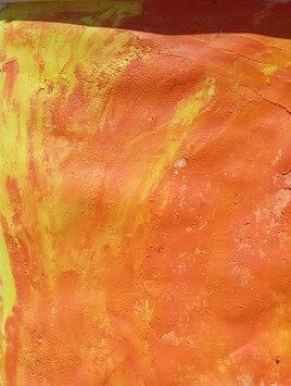 Une dame avec des lunettes rigole en parlant &agrave; des monstres