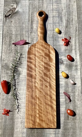 Planche de service pour la nourriture en merisier rouge figuré