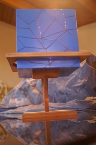 Un cube bleu et son support