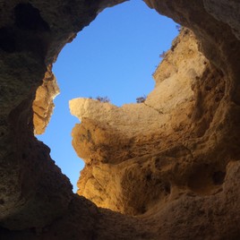 magnifique grotte en mer dans l'algarve a Portugal
