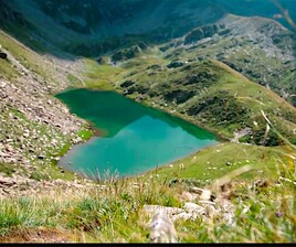 Lac-coeur de montagne / Photo Heart-shaped mountain lake