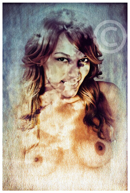 Art grunge. Portrait d'une femme topless
