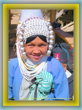 Jeune maman Akha sur le marché de Keng Tung (Birmanie 2004)