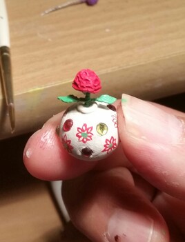 Sculpture faite a la main pot avec fleur et pierre d&eacute;co