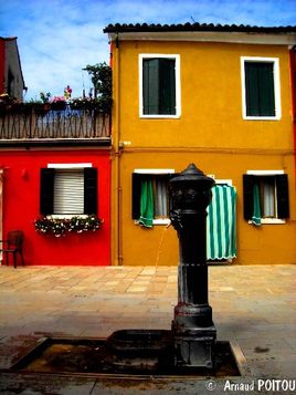 Rue d&eacute;serte de Burano avec vue sur un point d'eau