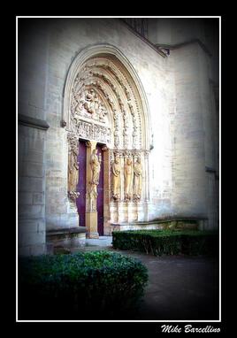 Basilique Porte Pierre de Montreuil