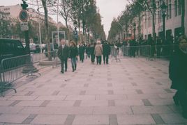 Avenue des Champs-Elysées côté impair