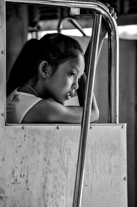 Portraits d'Asie 10  (dans le train entre Bangkok et Ayutthaya Thaïlande) tirage dibond® 40 x 60 cm