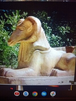 Sphinx a  tête de bélier