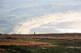 Randoneur au dessus des falaises