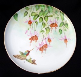 plat en porcelaine fuchsias et colibri