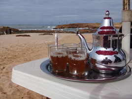 Thé à la menthe sur la plage