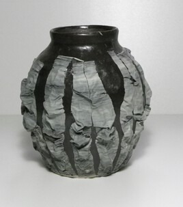 Poterie grise "déchiquetée"