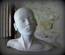 Jeune fille aux yeux ferm&eacute;s