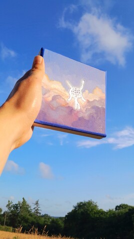 Nuages et objet argenté