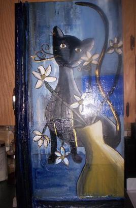 chat noir aux fleurs