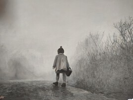 petite fille s'en allant à l'école dans le brouillard