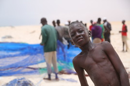 Jeune pêcheur à Nouakchott