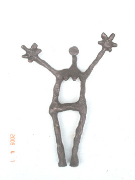 femme aux bras levée