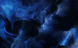 L'enfant a troue un mur en  coton.