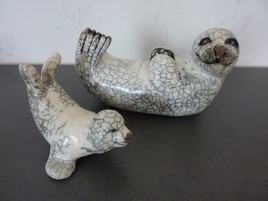 Maman et b&eacute;b&eacute; phoques en RAKU