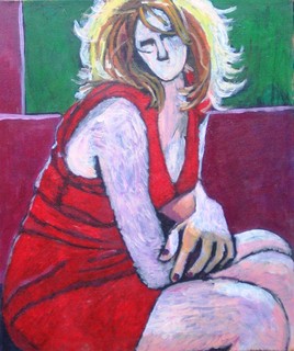 Femme assise en robe rouge