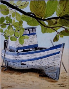 Vieux bateau &eacute;chou&eacute; sur une plage tropicale