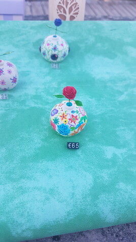 Mini pot avec fleur Sculpter et peinte a la main L 3,5cm H 3cm