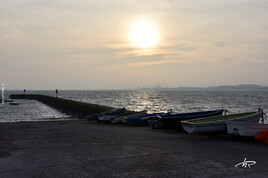 Jet&eacute;e du port &agrave; l'aube