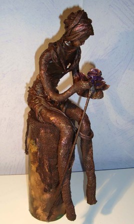 JEUNE FILLE A LA ROSE