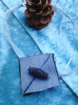 collier femme en denim et sa perle en denim