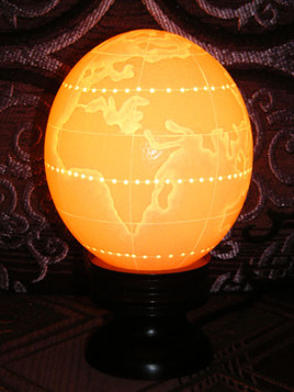 Oeuf d'autruche grav&eacute; lampe carte du monde