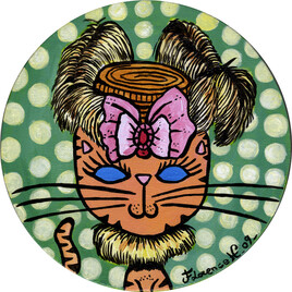 Portrait naïf de chat en chapeau à plumes et gros nœud rose