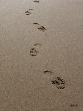 Des pas dans le sable