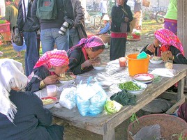 Jeunes femmes Pao mangeant sur le marché de Kengtung (Birmanie 2004)
