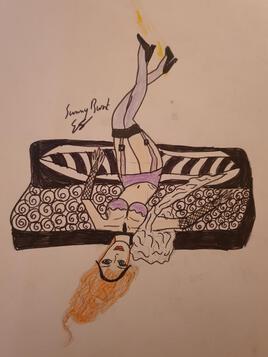 Pin Up allong&eacute;e la t&ecirc;te en bas sur le canap&eacute; .