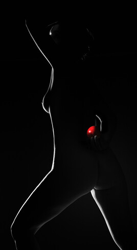 Ève au fruit rouge