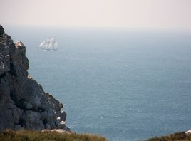 Voilier dans la brume