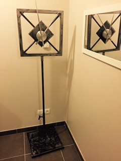 Horloge industrielle sur pied